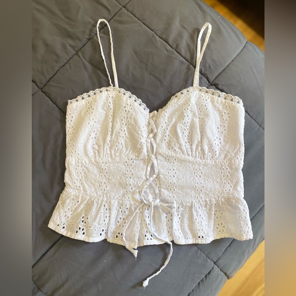 Eyelet lace summer flirty, romantic white top XS//0-2 - Picture 2 of 11